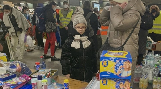 Ukrayna'dan gelenler Almanya'da karşılanıyor