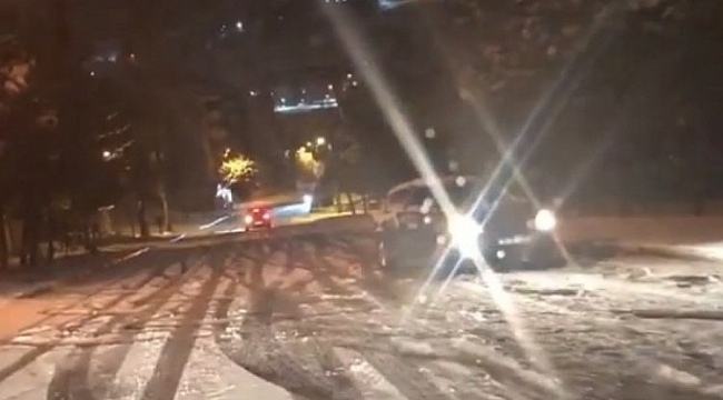 Yokuşta kayan araçlar zor anlar yaşadı