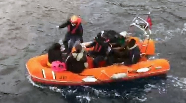 Yunanistan unsurlarınca itilen 37 göçmen kurtarıldı
