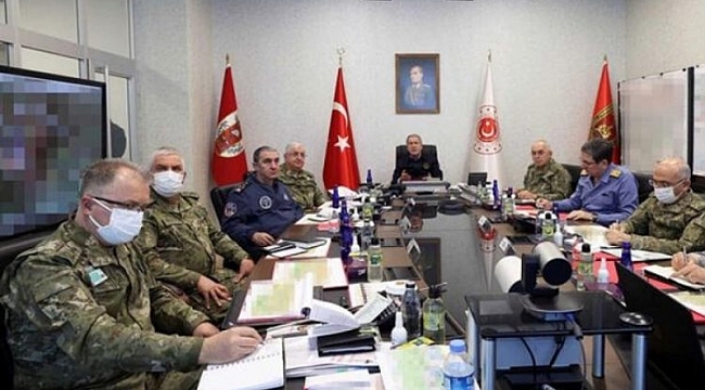 Bakan Akar, Kara Kuvvetleri Harekat Merkezi'nde