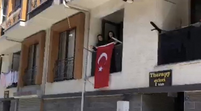 Bursa'da şehit olan memurun evine Türk Bayrağı asıldı