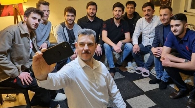 Bursa'da vekiller, sahurda öğrencilere konuk oldu
