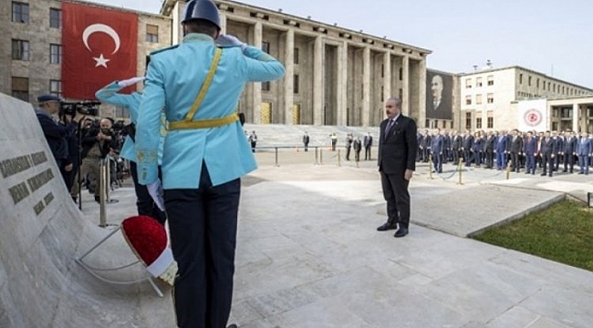 Devlet Erkanı Ata'nın huzurunda