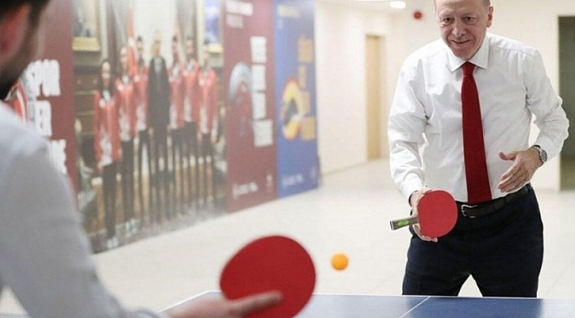 Erdoğan gençlerle masa tenisi oynadı