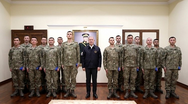 Hulusi Akar, komandoları kabul etti
