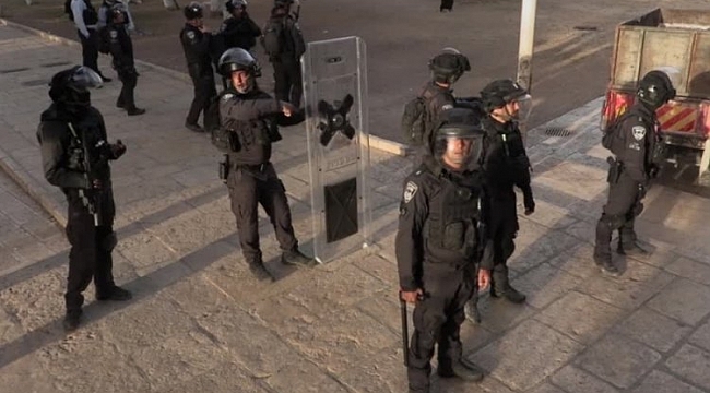 İsrail polisi yine Mescid-i Aksa'yı bastı