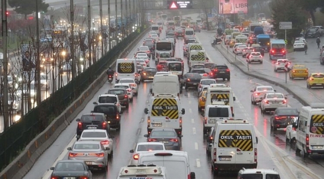 Okullar açıldı, trafik yoğunluğu yükseldi