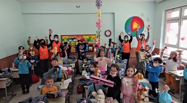 Oyuncaklar Keles'te yeni arkadaşlarıyla buluştu
