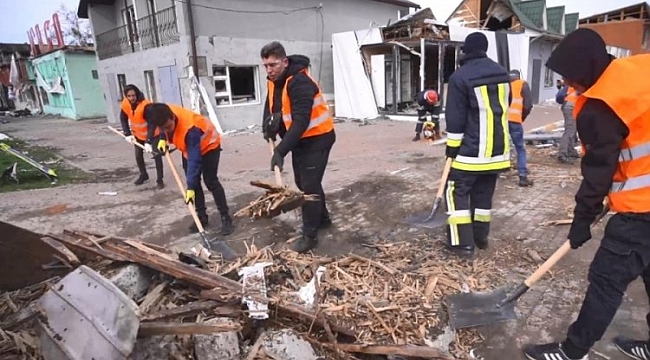 Ukrayna'da gönüllüler enkaz temizledi