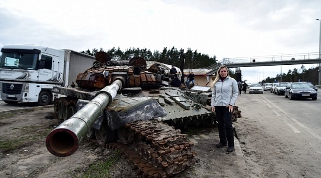 Ukraynalı sivillerden Rus tankı önünde zafer pozu