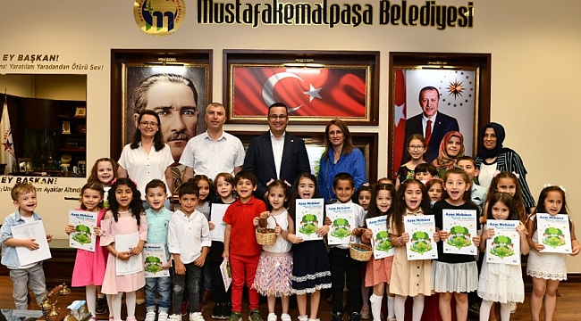 Atıklardan yapılan çileği ilk Başkan Kanar tattı