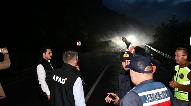Heyelan riski yolu ulaşıma kapadı