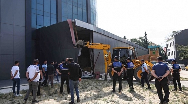 Nilüfer'de kaçak bölümler yıkıldı