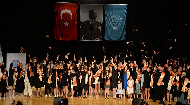 UÜ enstitülerinde mezuniyet coşkusu yaşanıyor