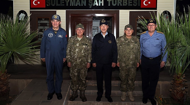 Bakan Akar ve komutanlar sınırda