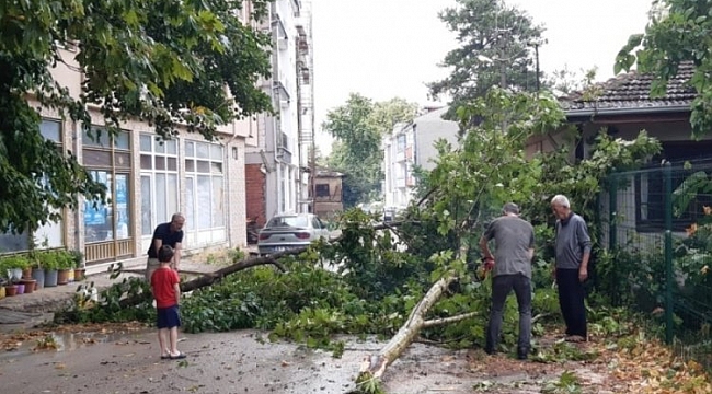 İnegöl'de sağanak sele sebep oldu