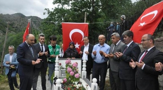 Şehit Necmettin öğretmen, kabri başında anıldı