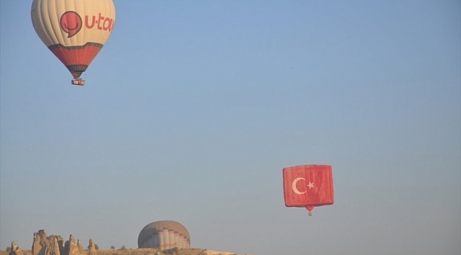 Ay yıldızlı balonlar Kapadokya semalarında