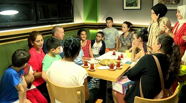 Erdoğan, pastanede vatandaşlarla sohbet etti