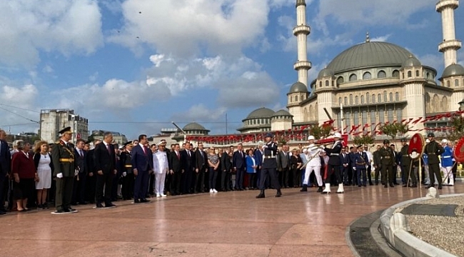 Taksim'de 30 Ağustos Zafer Bayramı töreni