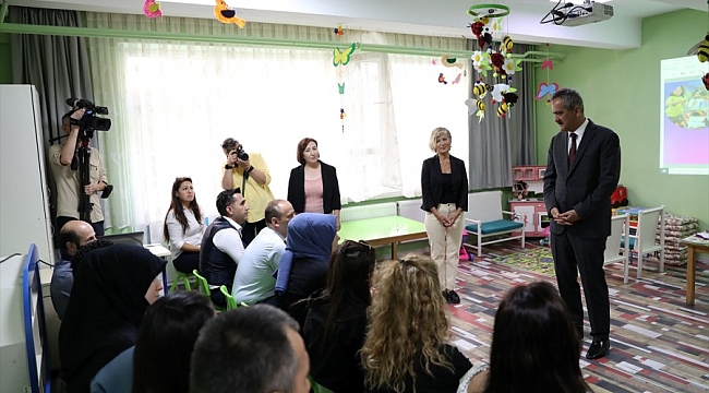 Bakan Özer, okul ziyareti gerçekleştirdi