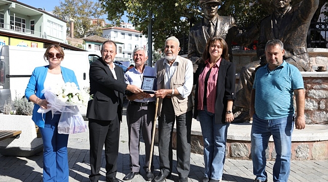 Gemlik'te 96 yaşındaki zeytinciye onu plaketi