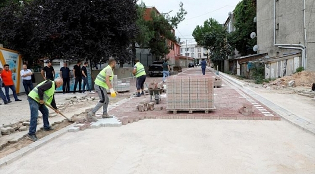 İnegöl sokaklarında kaplama çalışmaları sürüyor