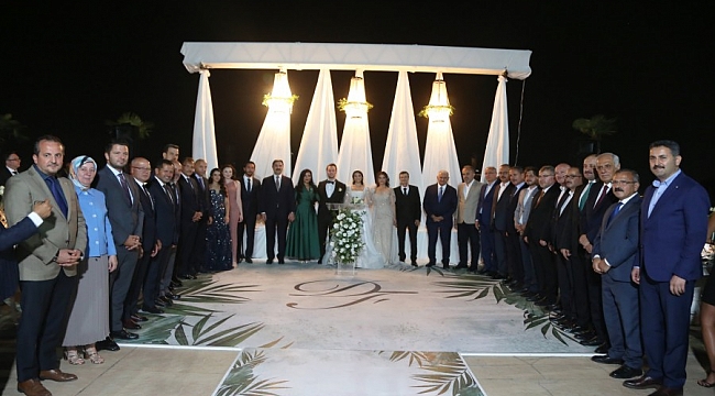 Vali Canbolat ve Binali Yıldırım nikah törenine katıldı
