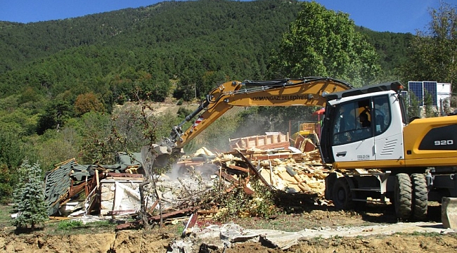 Bursa'nın orman arazisindeki kaçak ev yıkıldı