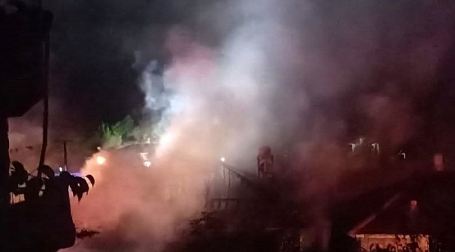 Kütahya'da 2 katlı ahşap ev alevlere teslim oldu