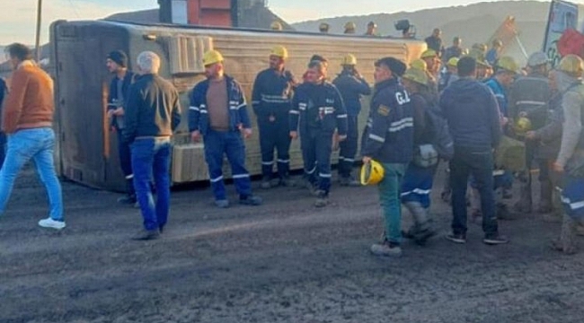 Madencileri taşıyan servis midibüsü devrildi