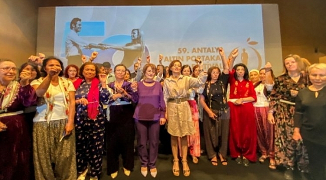 Mahsa Amini için sahnede saçlarını kestiler