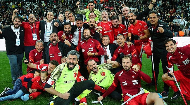 Türkiye sizinle gurur duyuyor! Finaldeyiz