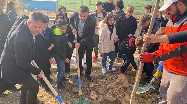 Başkan Tanır, çocuklarla fidan dikti