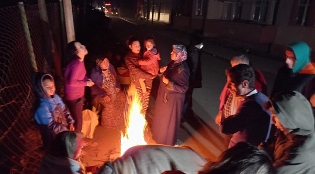 Düzce'de deprem sonrasında vatandaşlar evlerine girmiyor