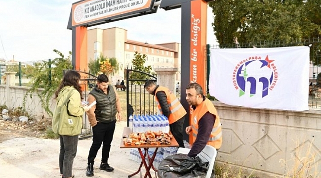 Mustafakemalpaşa Belediyesi KPSS'ye giren adayların yanında