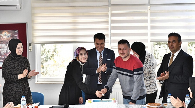 Öğretmenleri ile aynı okulda meslektaş oldular