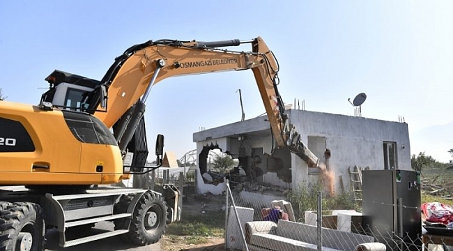 Osmangazi'de bir kaçak bina daha yıkıldı