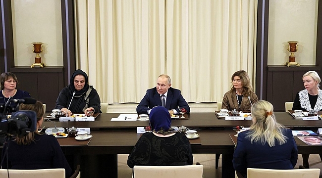 Putin, asker anneleriyle bir araya geldi
