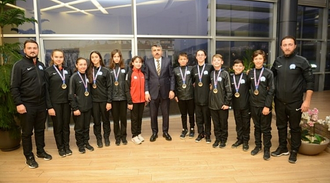 Başkan Yılmaz şampiyonları ağırladı