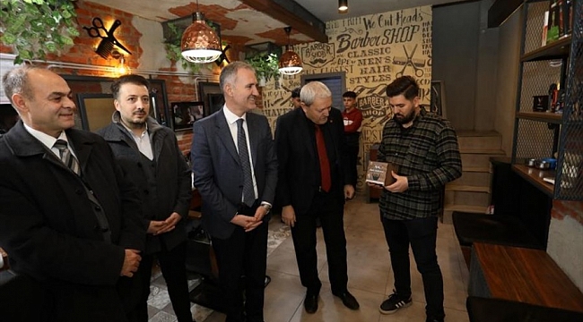 İnegöl Belediyesi berberlere atık jilet kutusu dağıtıyor