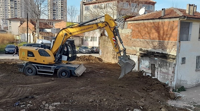 Osmangazi'de metruk yapılarla mücadele devam ediyor
