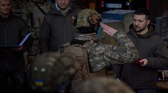 Zelenskiy, Ukraynalı askerleri ziyaret etti
