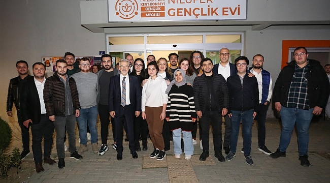 Başkan Erdem'den ders çalışan öğrencilere sürpriz