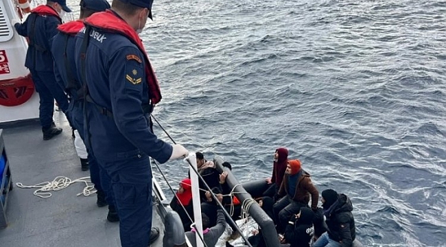Çanakkale'de 12 düzensiz göçmen kurtarıldı
