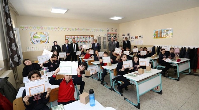 İnegöl'de 65 bin öğrenci karne heyecanı yaşadı