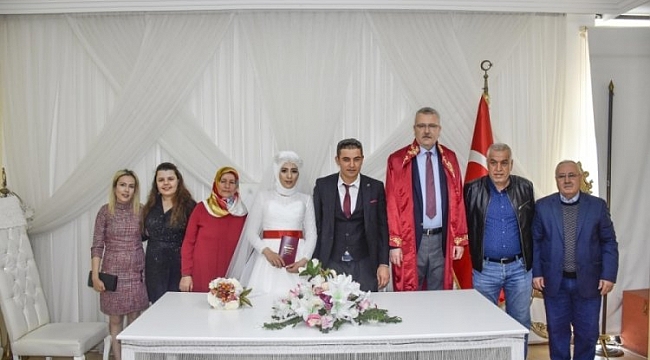 Depremzede çift Karacabey'de dünya evine girdi