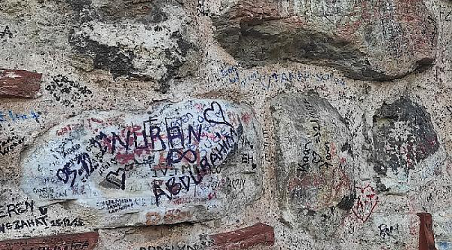 Galata Kulesi'nde tarihe saygısızlık!