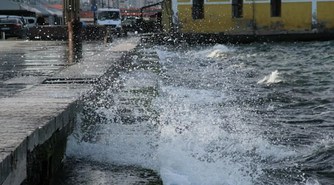 İzmir'de arabalı vapur ve yolcu gemisi seferleri iptal