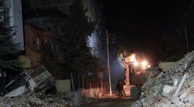 Malatya'da anne baba enkazdan iyi haber bekliyor